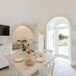 Trullo White Dream Con Piscina アパート